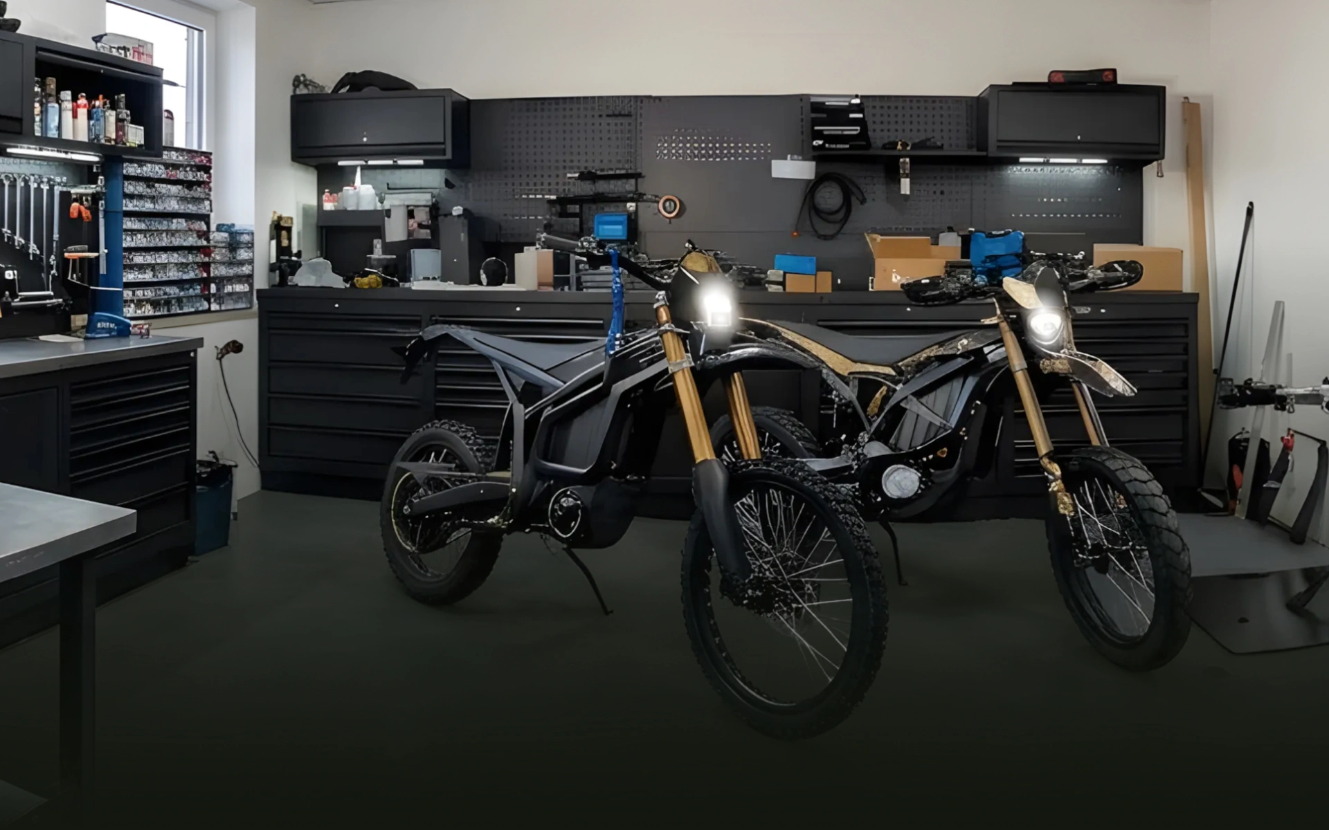 Werkbank mit geöffnetem E-Moto-Controller in der ELMOX Meisterwerkstatt in Langlingen